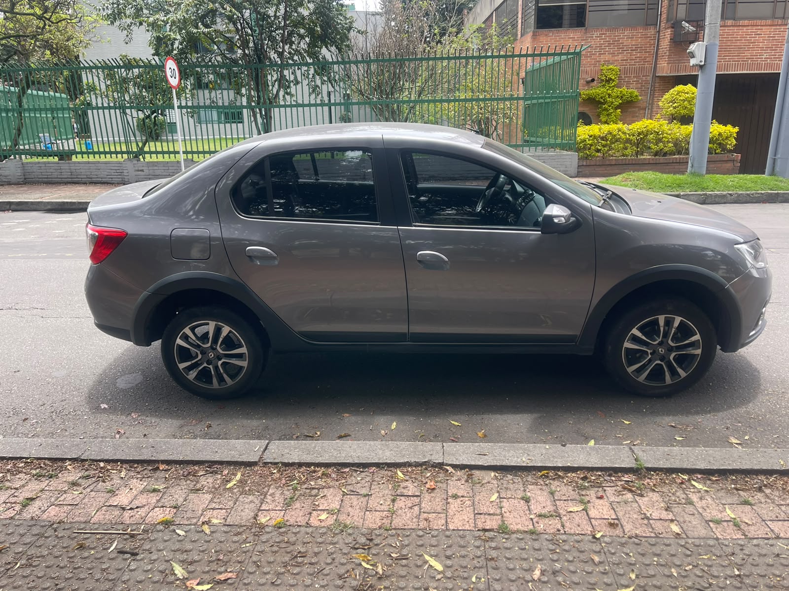 RENAULT LOGAN INTENS 1.6 AT 2020