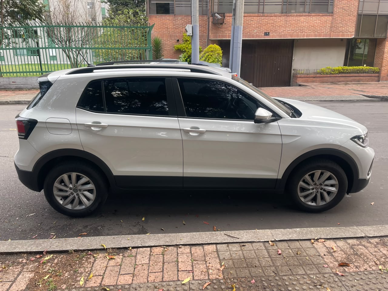 VOLKSWAGEN T-CROSS 1.0 TURBO TRENDLINE AT 2025
