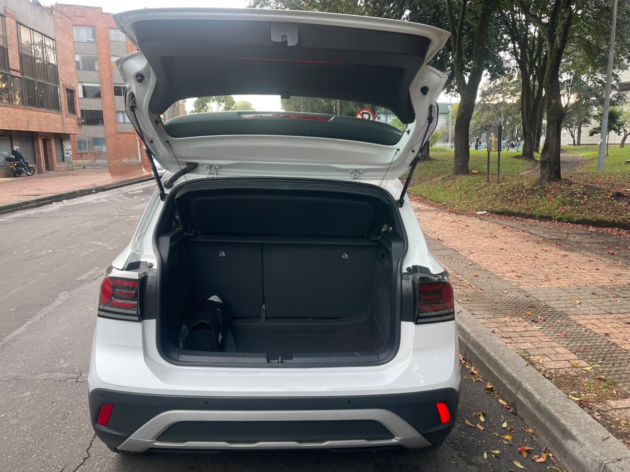 VOLKSWAGEN T-CROSS 1.0 TURBO TRENDLINE AT 2025