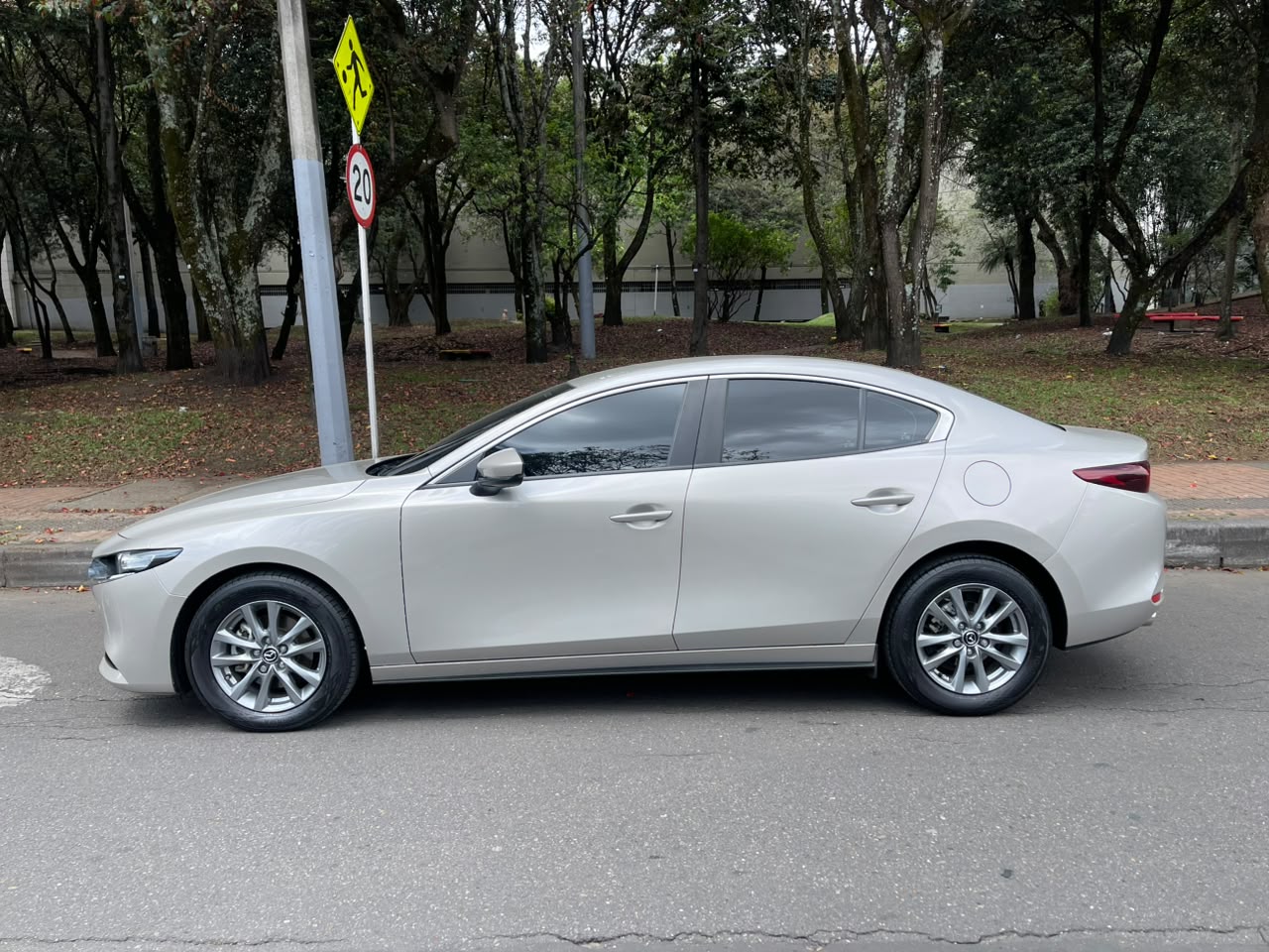 MAZDA 3 TOURING HÍBRIDO 2.0L AT 2025
